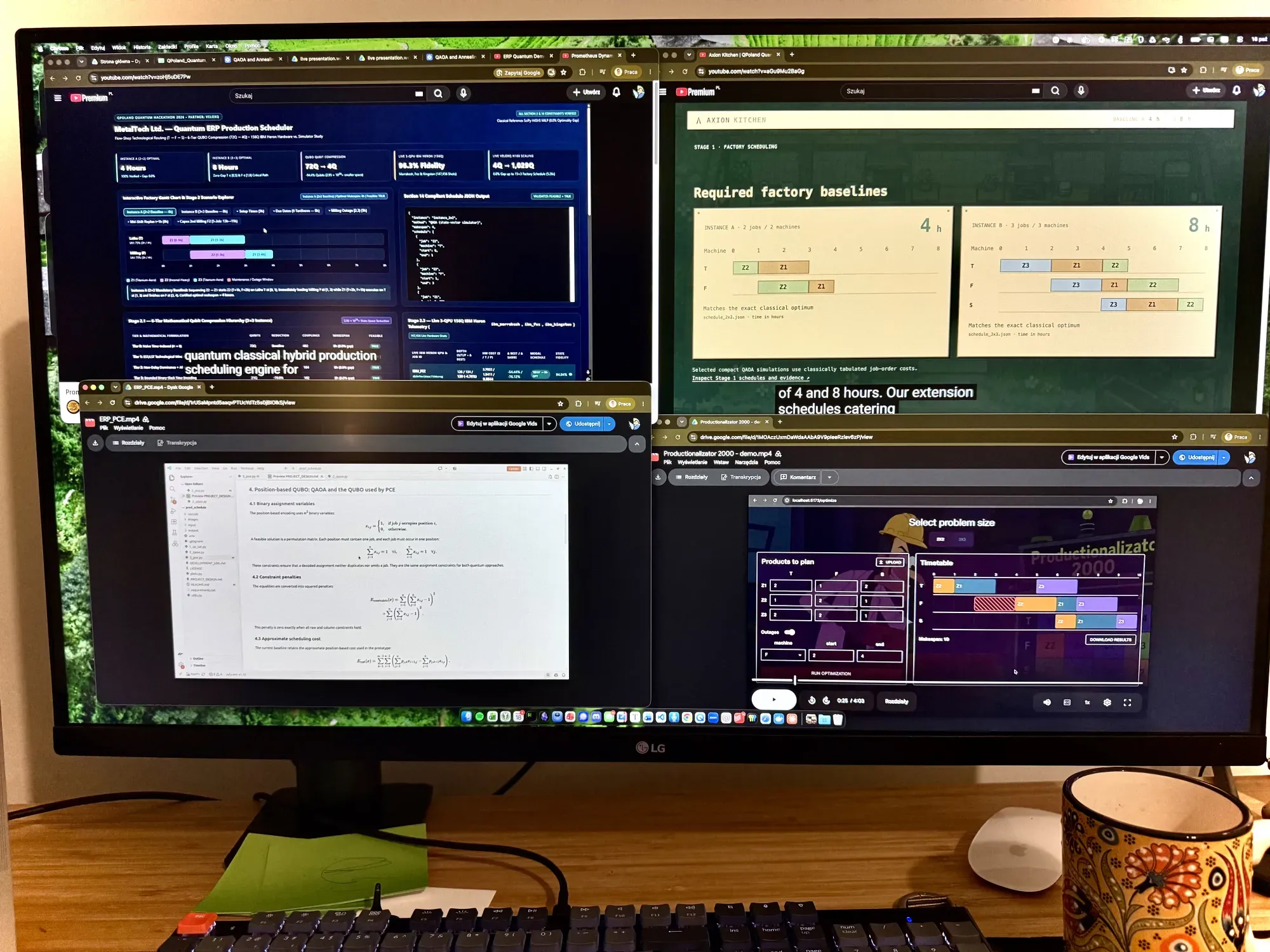 Biurko z monitorem, na którym otwarte są prezentacje i nagrania demo projektów z QPoland Quantum Hackathon: harmonogramy produkcji w formie wykresów Gantta, wyniki na procesorach kwantowych IBM i wzory modelu QUBO